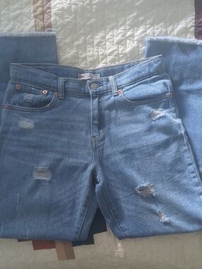 Like New LEVIS Ankle Distressed Jeans
